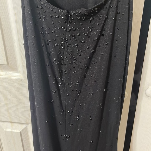 Evening gown Gorgeous black dress worn once. Black shiny beading to the floor. - Picture 16 of 17